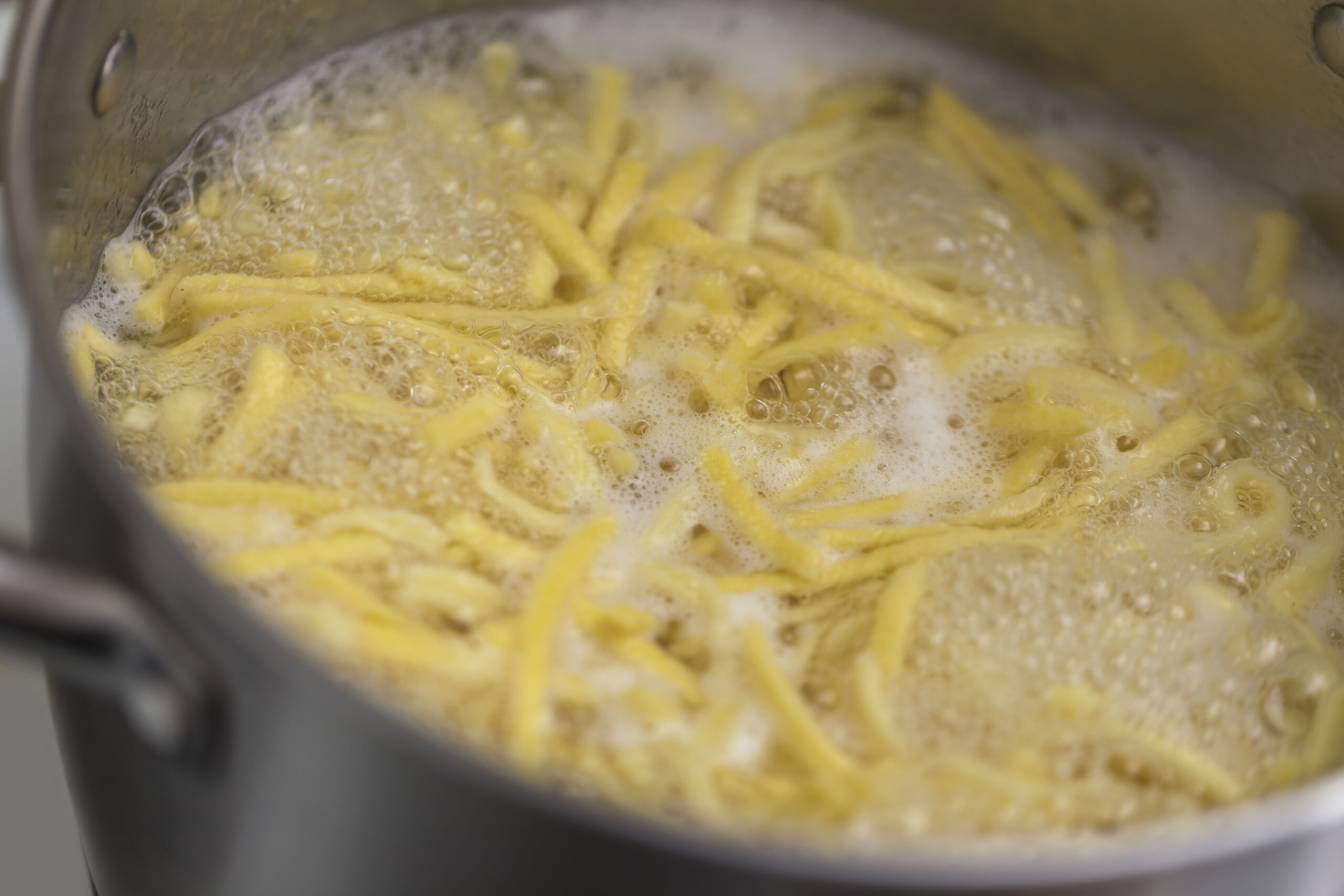 spaetzle cooking in the pot